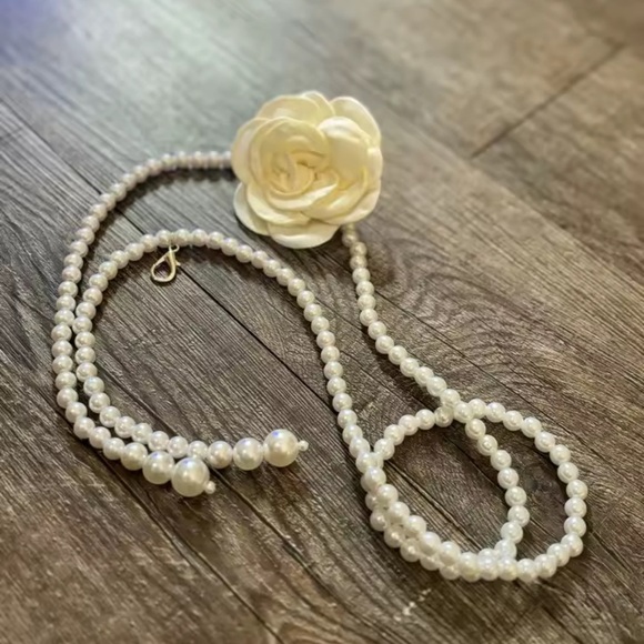 Vintage Romantic White Rose Pearl Belt